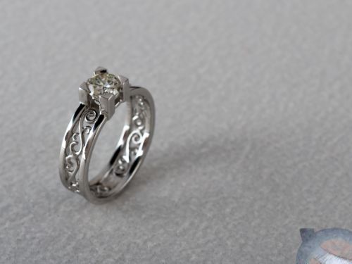 bague de fiançailles or blanc diamants